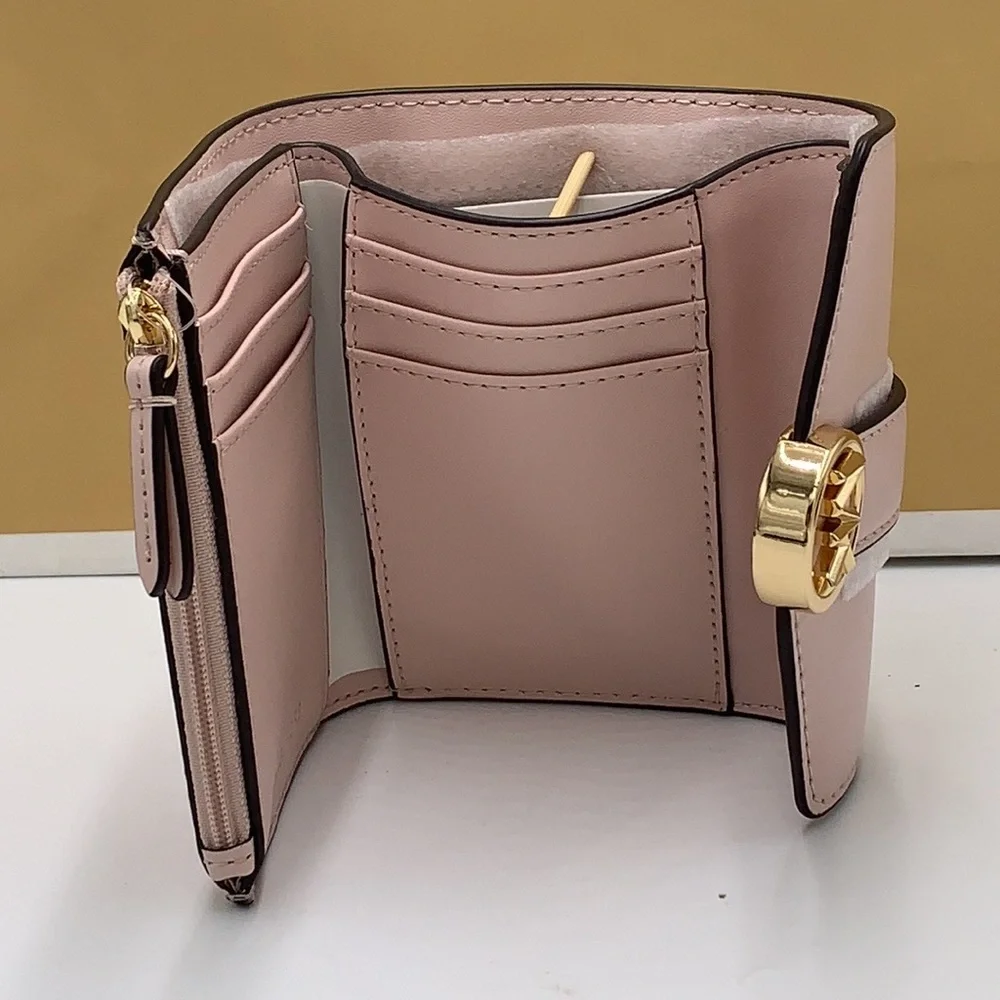 MICHAEL KORS
Carmen Medium Faux Leather Wallet
POWDER BLUSH COLOR - Picture 6 of 11